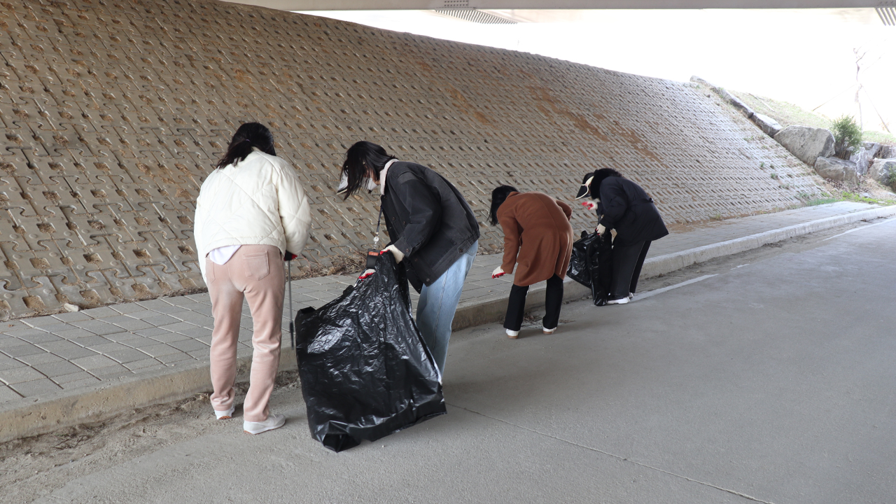 KIHASA Volunteer for Keum River Trail Clean-up-3